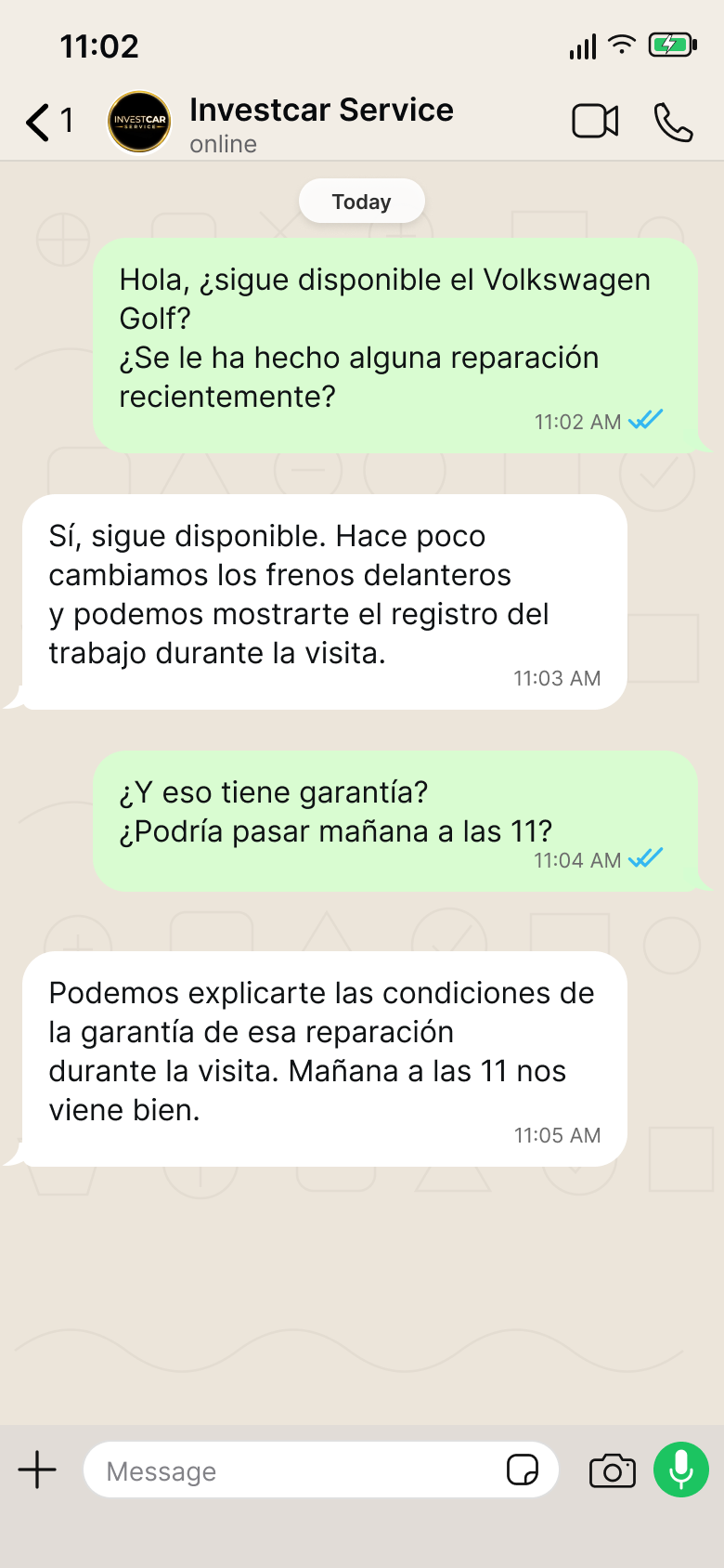 The same Investcar conversation in WhatsApp, with the customer messages and the manager replies shown in Spanish.